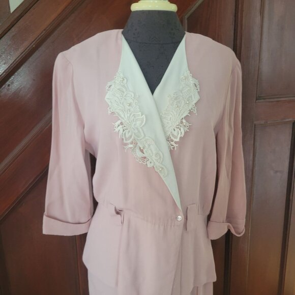Studio I Womens Petite Blush Pink Dress Suit W/ Embroidered Lace Collar & Belt - Picture 2 of 7